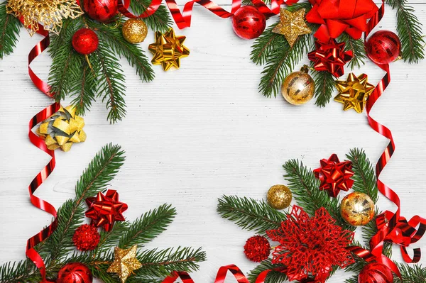 Πρωτοχρονιά Ευχετήρια Κάρτα Χριστουγεννιάτικα Κλαδιά Δέντρου Κόκκινες Και Κίτρινες Μπάλες — Φωτογραφία Αρχείου