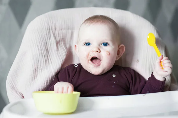 Bambino Sorridente Mesi Con Cucchiaio Sul Seggiolone — Foto Stock