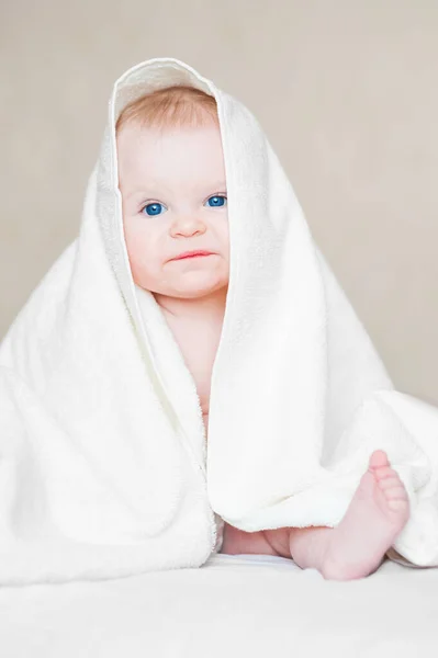 Bayi Manis Berusia Bulan Dengan Handuk Putih — Stok Foto