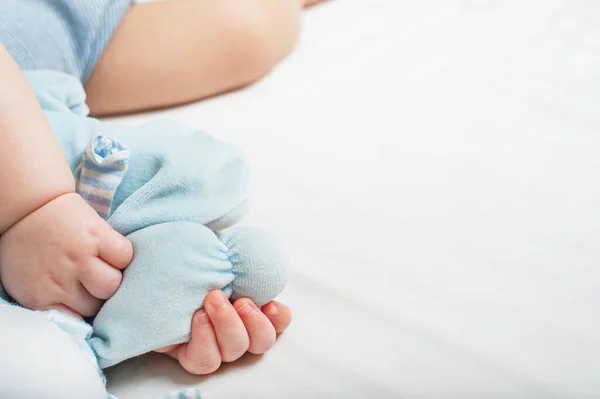 Baby Schläft Bett Säugling Schläft Mit Spielzeughase — Stockfoto