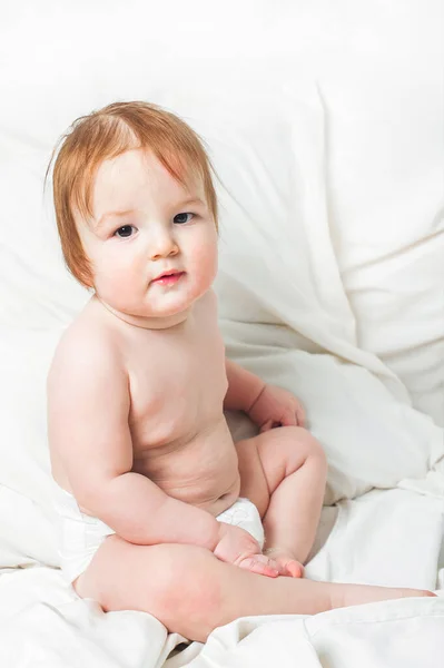 Bambino Mesi Pannolino Sul Letto Primo Piano Concetto Assistenza All — Foto Stock