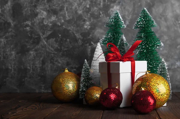 Cartão Felicitações Natal Fundo Escuro Caixa Com Dom Bolas Natal — Fotografia de Stock