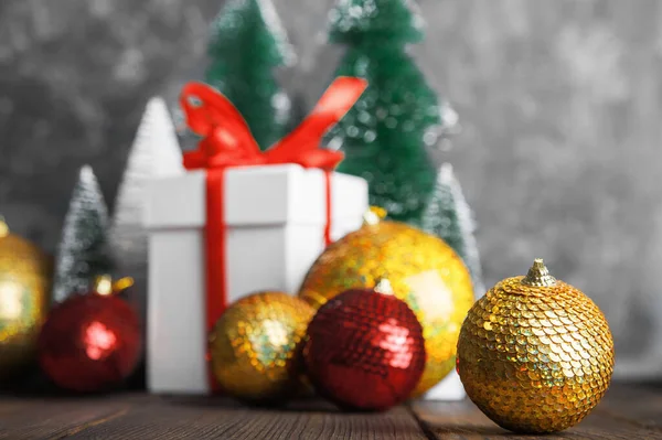 Karácsonyi Üdvözlőlap Sötét Háttérrel Doboz Ajándékkal Karácsonyi Labdákkal Fákkal Másoló — Stock Fotó