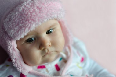 pembe şapka ile bebek