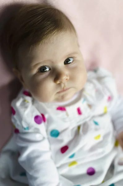愛らしい小さな女の赤ちゃんの肖像画 — ストック写真