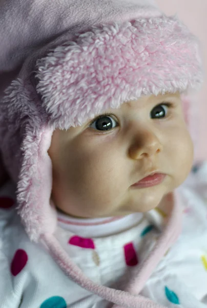Pembe şapka ile şirin bebek — Stok fotoğraf