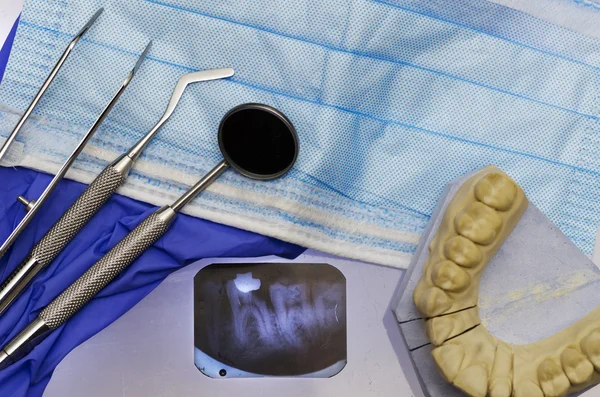 Стоматологічні інструменти та рентгенівський промінь — стокове фото