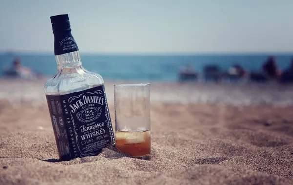 Garrafa de Jack Daniel e vidro — Fotografia de Stock