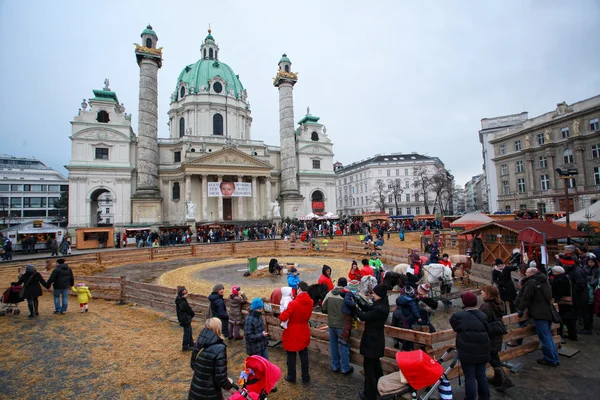 Karlskirche con Mercado de Navidad en Viena, Austria —  Fotos de Stock