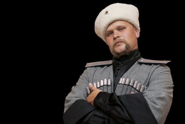 genç adam bir kazak elbise