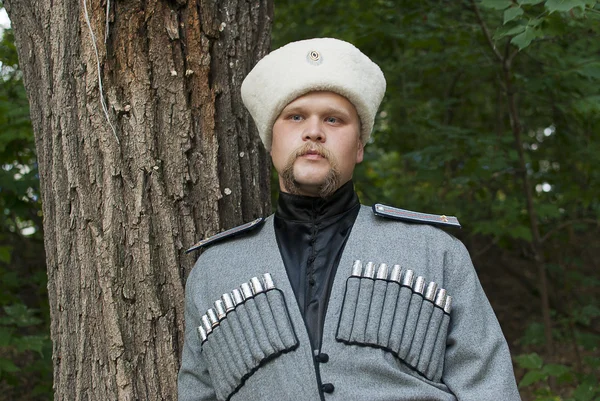 Fiatal férfi-egy kozák ruhát az erdő Stock Kép