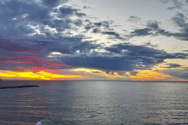 Belo Nascer Sol Colorido Paisagem Nublada Sobre Mar Diano Marina — Fotografia de Stock
