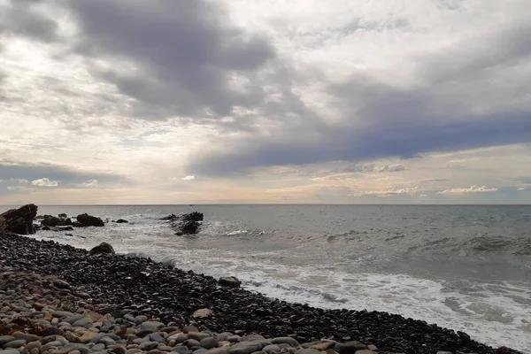 Vlny Oblázkové Pláži Krásné Panorama Mraků Moře Diano Marina Ligurii — Stock fotografie