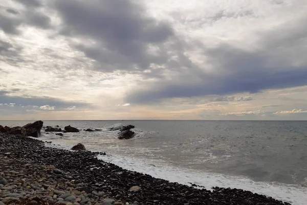 ペブルビーチでの波とリグーリア州のディアノ マリーナの海での雲の美しいパノラマ イタリアの旅行と風景 — ストック写真