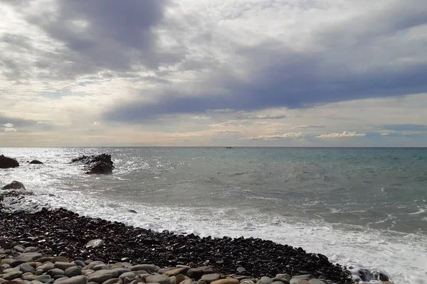 นบนชายหาดก อนกรวดและภาพพาโนรามาท สวยงามของเมฆท ทะเลใน Diano Marina Liguria การเด นทางและภ ในอ — ภาพถ่ายสต็อก