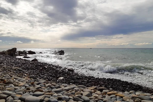 ペブルビーチでの波とリグーリア州のディアノ マリーナの海での雲の美しいパノラマ イタリアの旅行と風景 — ストック写真