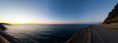Liguria 'daki Diano Marina' da gökyüzünü turuncu ve denizle renklendiren, İtalya 'daki seyahat ve manzaraları gösteren güzel bir gün doğumunun özeti.