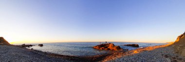 Gökyüzünü portakalla renklendiren, Liguria 'daki Diano Marina' da deniz manzarası, İtalya 'daki seyahat ve manzaralarla renklendiren güzel bir güneşin kumsalında panoramik.