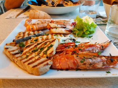 Liguria 'daki Diano Marina' da ızgara balıklı bir tabağı kapat, İtalyan mutfağı ve İtalya 'ya seyahat et.