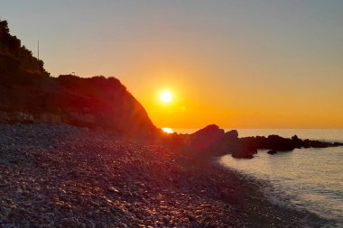 Liguria 'daki Diano Marina' da turuncu ve deniz manzarası ile gökyüzünü renklendiren güzel gün doğumu, İtalya 'da seyahat ve manzaralar