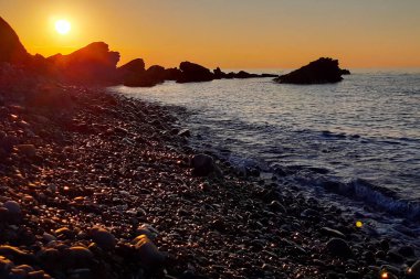 Liguria 'daki Diano Marina' da turuncu ve deniz manzarası ile gökyüzünü renklendiren güzel gün doğumu, İtalya 'da seyahat ve manzaralar