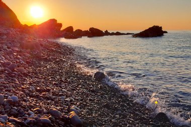 Liguria 'daki Diano Marina' da turuncu ve deniz manzarası ile gökyüzünü renklendiren güzel gün doğumu, İtalya 'da seyahat ve manzaralar