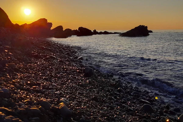 Liguria 'daki Diano Marina' da turuncu ve deniz manzarası ile gökyüzünü renklendiren güzel gün doğumu, İtalya 'da seyahat ve manzaralar
