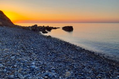 Liguria 'daki Diano Marina' da turuncu ve deniz manzarası ile gökyüzünü renklendiren güzel gün doğumu, İtalya 'da seyahat ve manzaralar