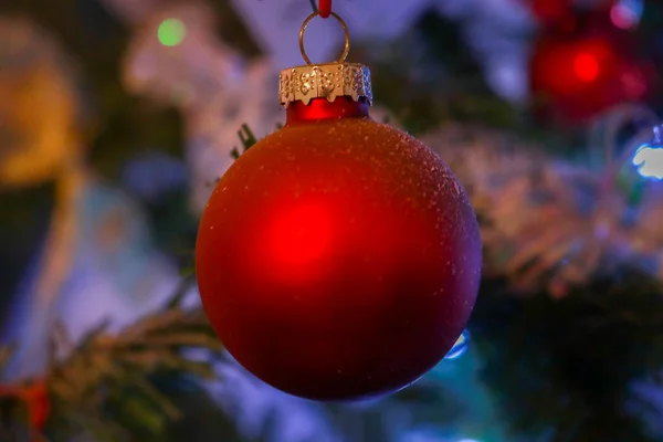 Close Van Een Rode Schaal Hangend Aan Kerstboom Kerstversiering Kerstversiering — Stockfoto