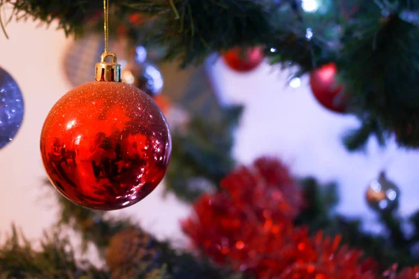Κοντινό Πλάνο Ενός Κόκκινου Μπολ Κρέμονται Στο Χριστουγεννιάτικο Δέντρο Γιορτές — Φωτογραφία Αρχείου
