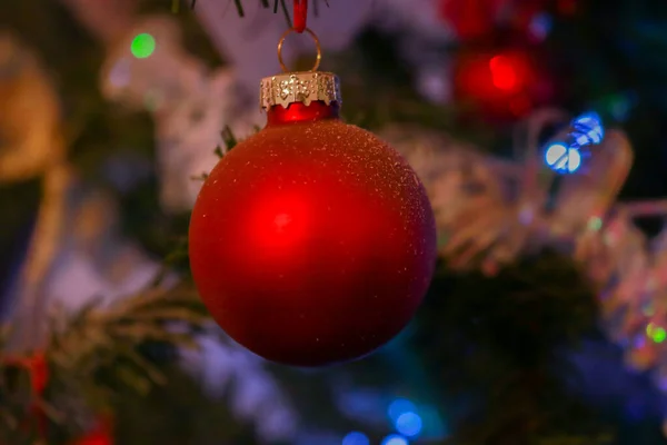 Close Van Een Rode Schaal Hangend Aan Kerstboom Kerstversiering Kerstversiering — Stockfoto