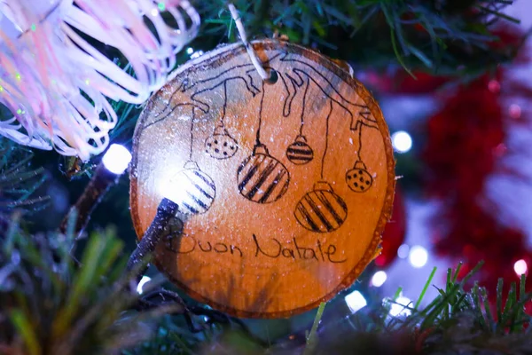Κοντινό Πλάνο Χριστουγεννιάτικου Δέντρου Και Χριστουγεννιάτικων Διακοσμήσεων Που Κρέμονται Στο — Φωτογραφία Αρχείου