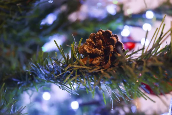 Close Van Kerstboom Kerstversieringen Aan Boom Vakantie Kerstversiering — Stockfoto