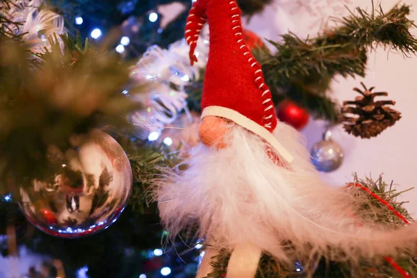 Κοντινό Πλάνο Χριστουγεννιάτικου Δέντρου Και Χριστουγεννιάτικων Διακοσμήσεων Που Κρέμονται Στο — Φωτογραφία Αρχείου