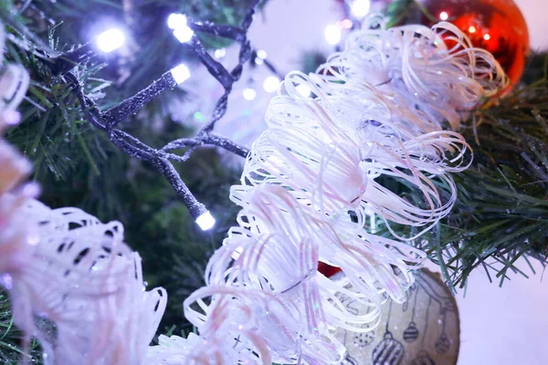 Κοντινό Πλάνο Του Χριστουγεννιάτικου Δέντρου Και Φώτα Που Κρέμονται Στο — Φωτογραφία Αρχείου