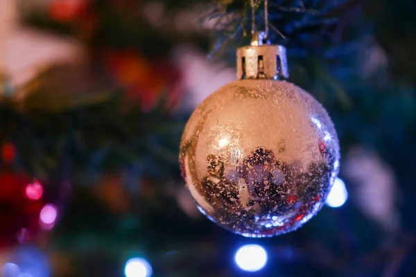 Close Van Een Zilveren Schaal Hangend Aan Kerstboom Kerstversiering Kerstversiering — Stockfoto