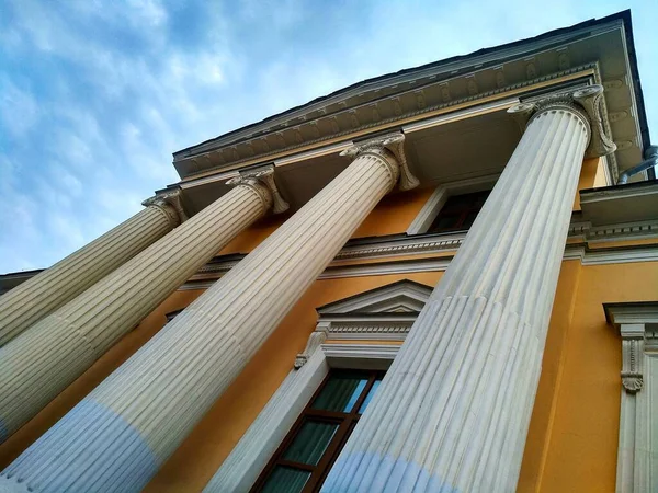 Edificio Naranja Con Columnas Blancas Cielo Azul —  Fotos de Stock