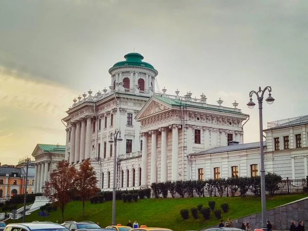Duży Biały Bulding Zielonym Dachem Moskwie — Zdjęcie stockowe