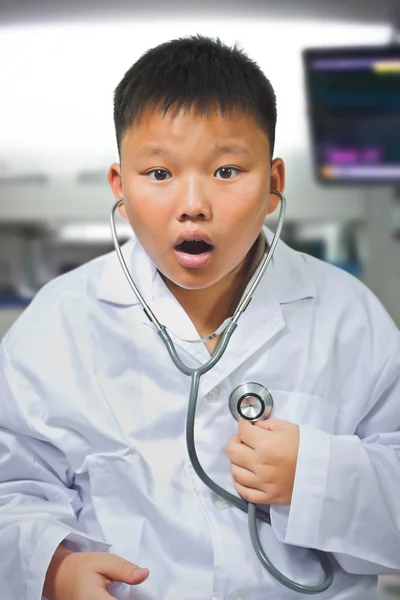 亚洲的年轻医生发现他的心脏问题 — 图库照片