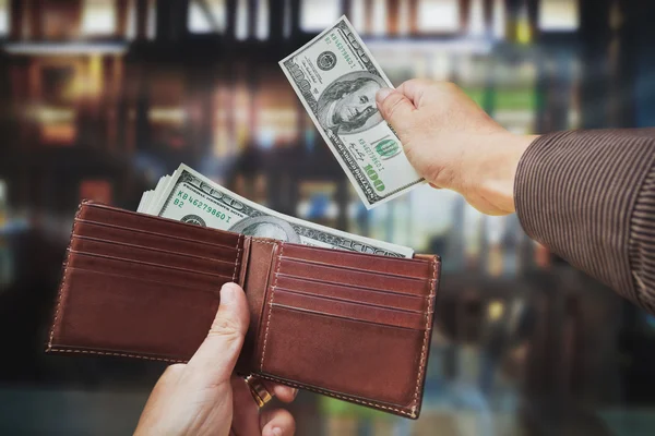 Männliche Hände heben Bargeld aus Geldbörse — Stockfoto