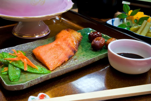 Жареный японский лосось — стоковое фото