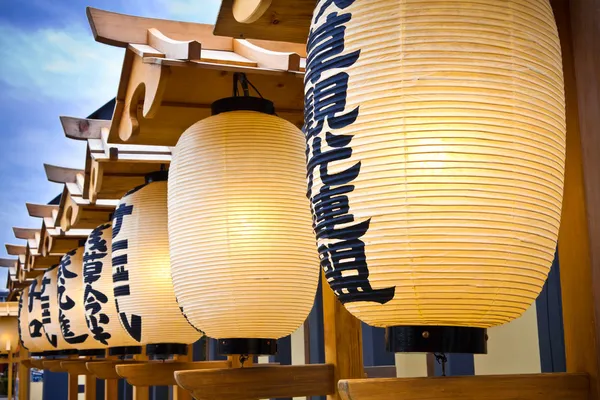 Lanternas japonesas iluminadas — Fotografia de Stock