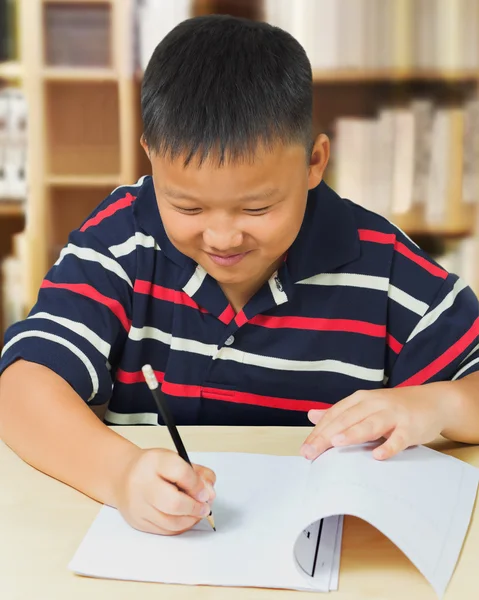 Jeune asiatique garçon heureux avec son devoirs — Photo