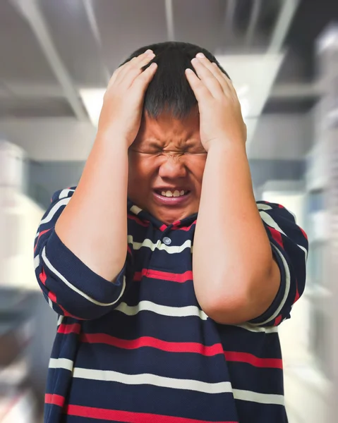 Joven asiático chico con migraña problema — Foto de Stock