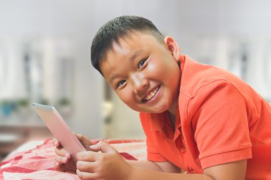 Genç Asyalı çocuk ile bir grafik tablet