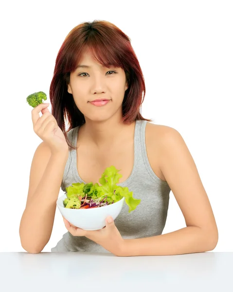 Mujer asain joven aislado con un tazón de ensalada de verduras —  Fotos de Stock