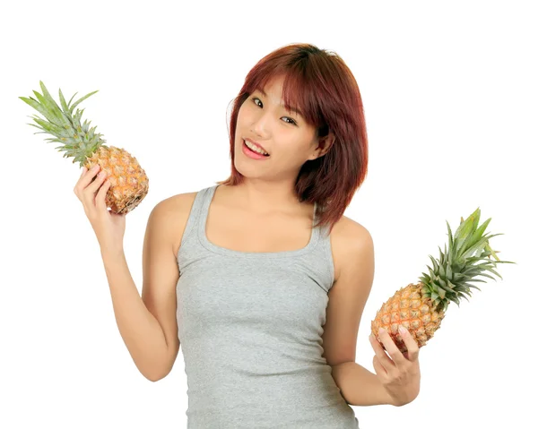 Isolato giovane donna asiatica con ananas — Foto Stock