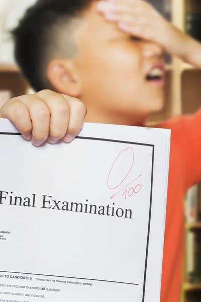 Asian boy with Zero score on examination paper — Stock Photo, Image