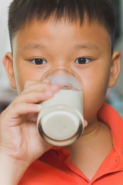 ミルクのガラスを持つアジアの若い男の子 — ストック写真