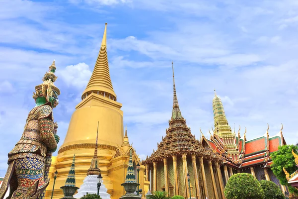 Pagoda insdie tha Wat Phra Kaew area — Stock Photo, Image